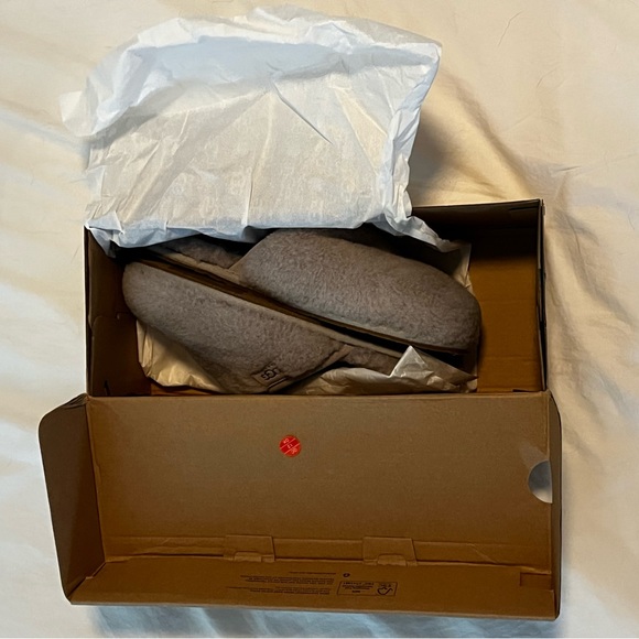 UGG slippers - gray, size 8, new in box - Picture 2 of 4